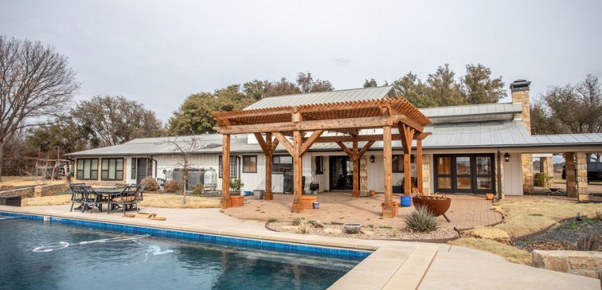 Beautiful Home on 3 Acres only 4 miles from Albany
