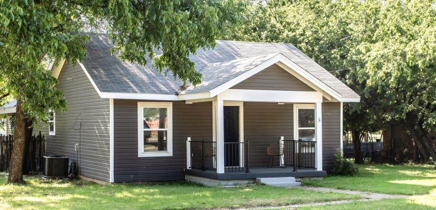 3 Bedroom / 2 Bath Home on Large Lot in Great Neighborhood!