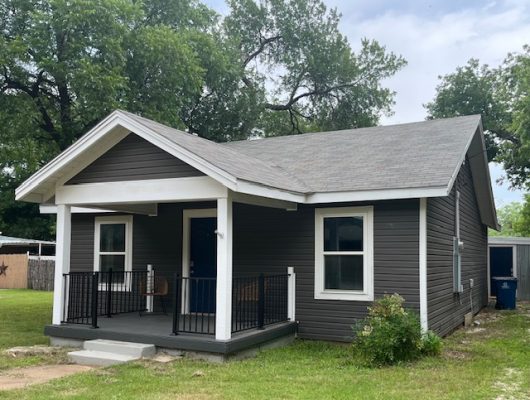 3 Bedroom / 2 Bath Home on Large Lot in Great Neighborhood!