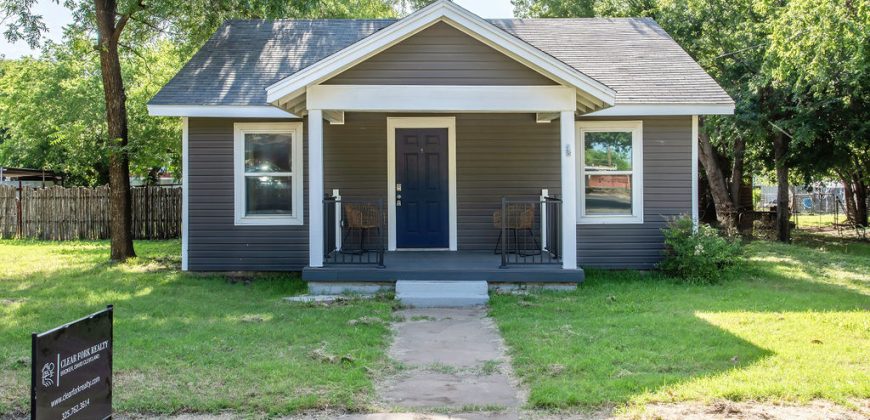 3 Bedroom / 2 Bath Home on Large Lot in Great Neighborhood!