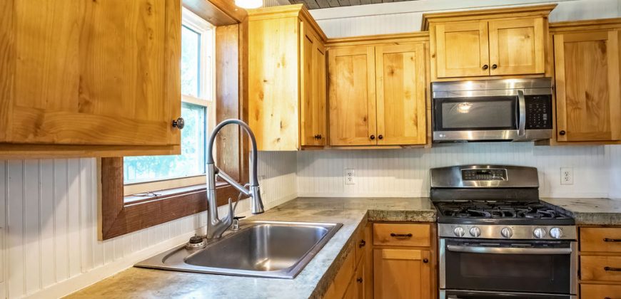 3 Bedroom / 2 Bath Home on Large Lot in Great Neighborhood!