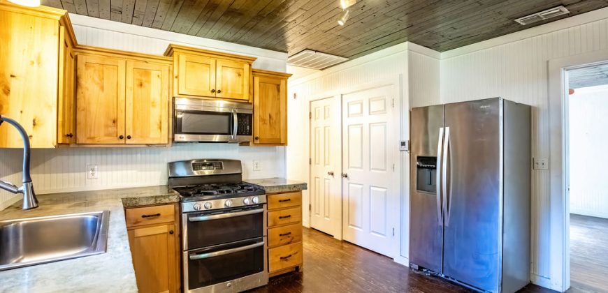 3 Bedroom / 2 Bath Home on Large Lot in Great Neighborhood!