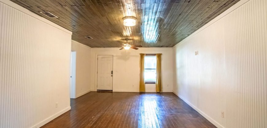 3 Bedroom / 2 Bath Home on Large Lot in Great Neighborhood!