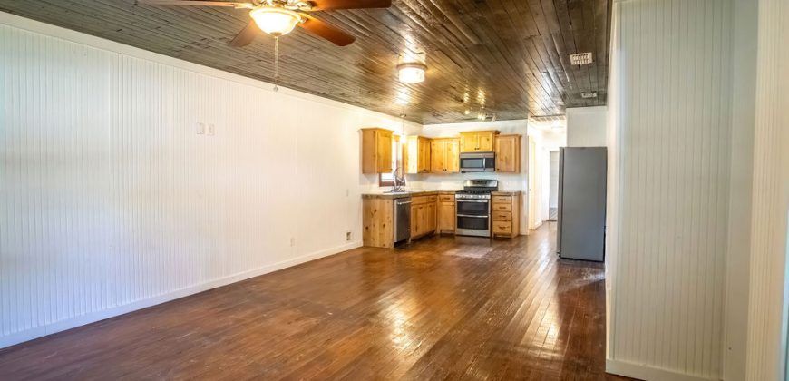 3 Bedroom / 2 Bath Home on Large Lot in Great Neighborhood!