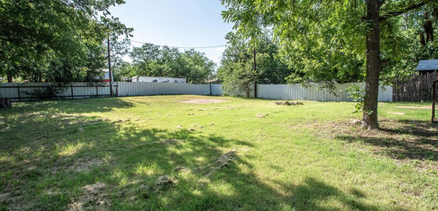 3 Bedroom / 2 Bath Home on Large Lot in Great Neighborhood!
