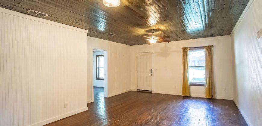 3 Bedroom / 2 Bath Home on Large Lot in Great Neighborhood!