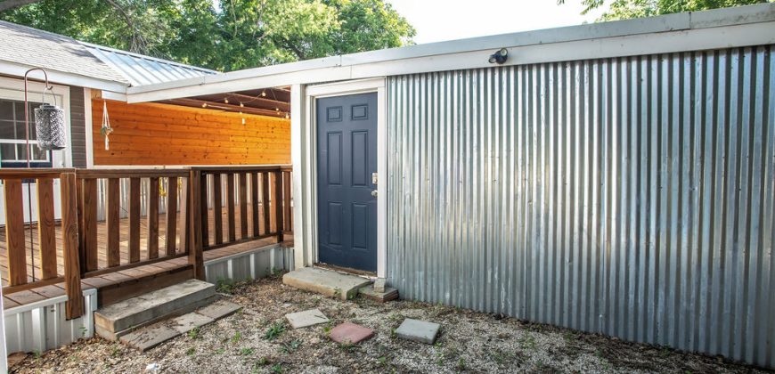 3 Bedroom / 2 Bath Home on Large Lot in Great Neighborhood!